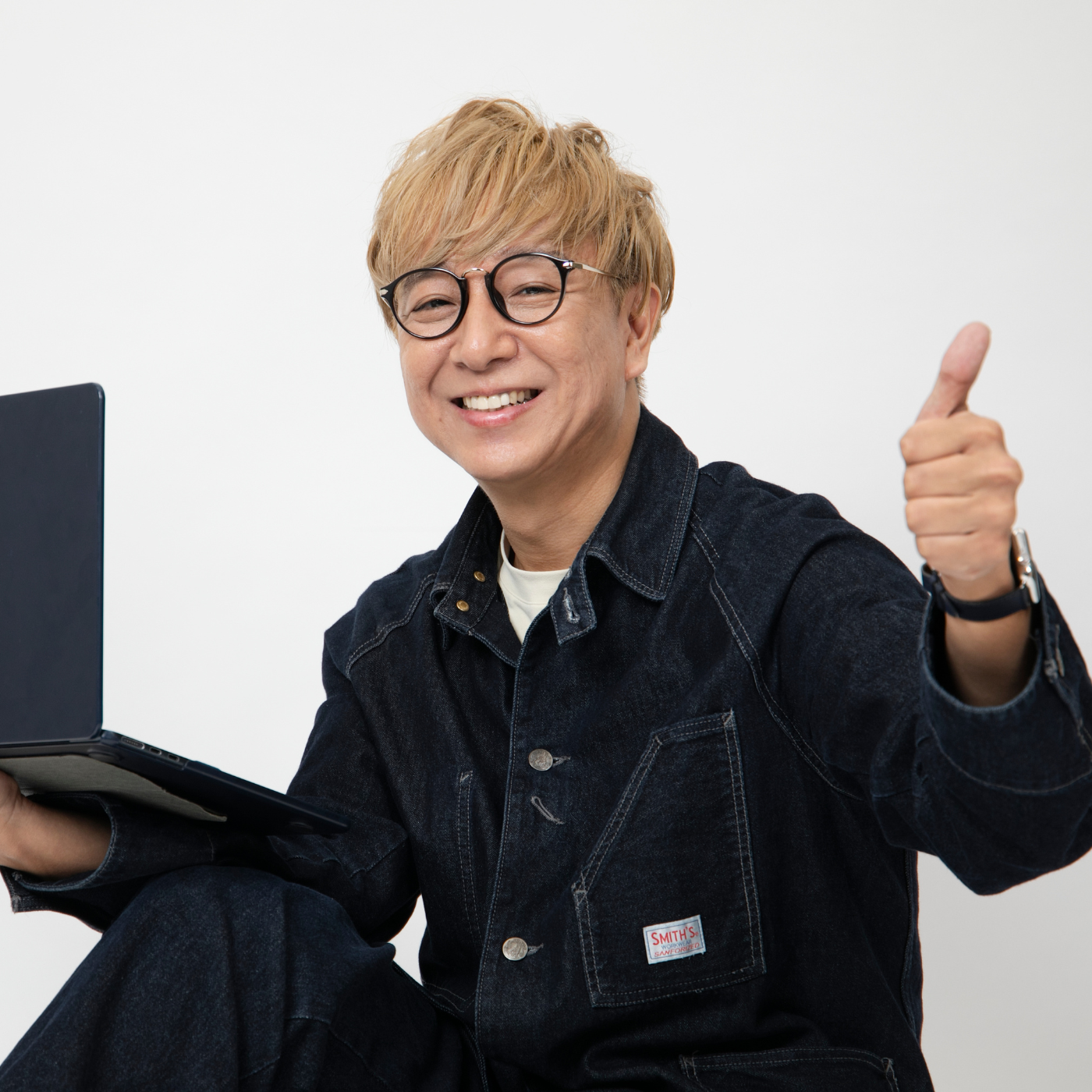 ノートパソコンを手にするAIのある暮らし代表・岩本和也