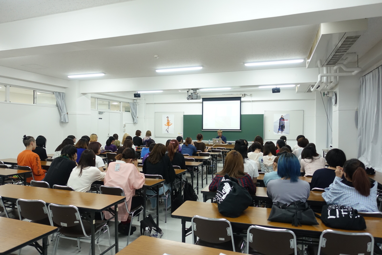 学校法人杉野学園 ドレスメーカー学院で研修を行う様子